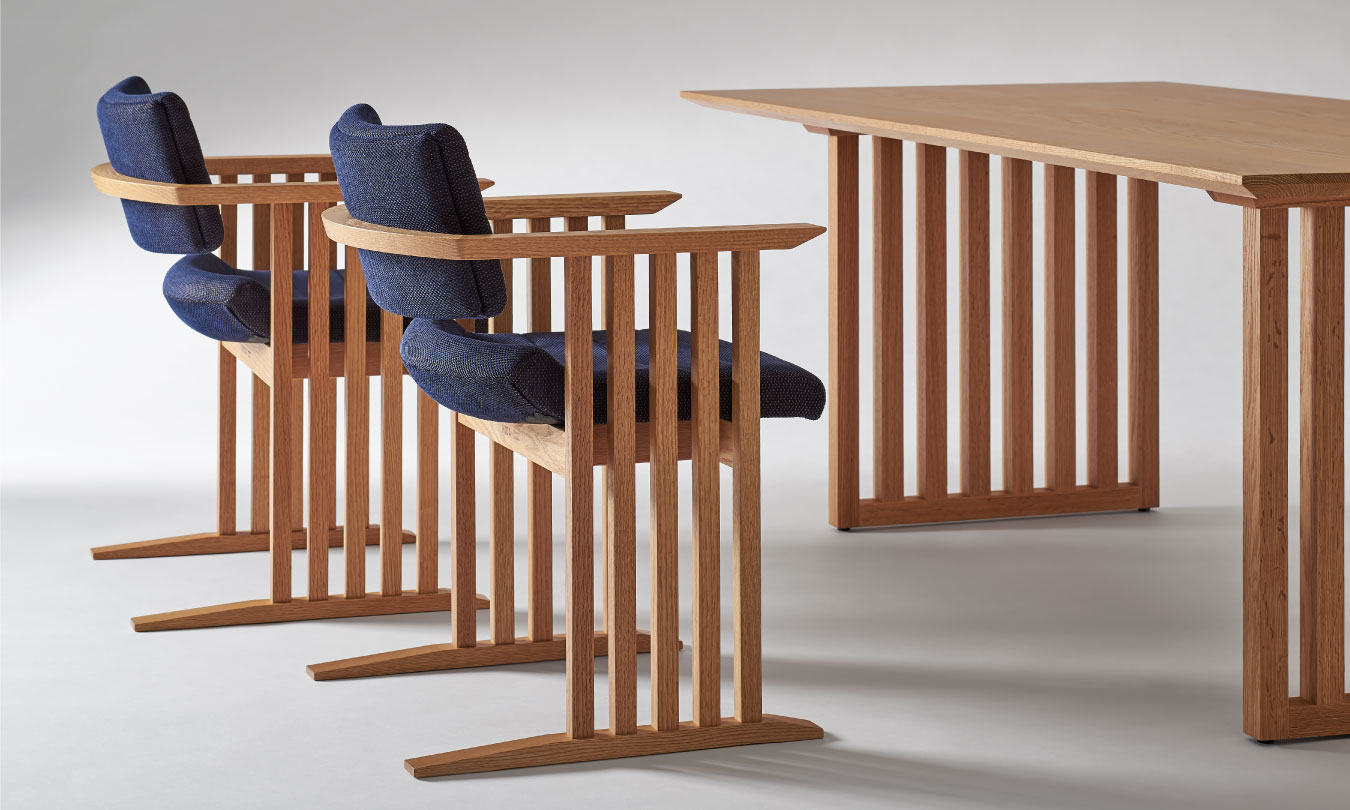 <p>「THE CONRAN SHOP」の創始者であるテレンス・コンラン卿の長男、セバスチャン・コンラン氏による、デザインの随所に飛騨高山の町並みの“格子”を取り入れたコンテンポラリーな家具シリーズ。木部だけでなく、クッション部分にも格子をイメージしたキルティング加工が施されたこだわりのデザインです。リゾートホテルやご家庭において非日常的で洗練された空間を演出します。</p>

