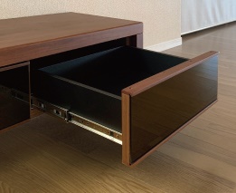 <p>引出しは、フルオープンレールを採用<br />
最後まで引き出せるため、奥のものが取り出しやすい構造になっています</p>