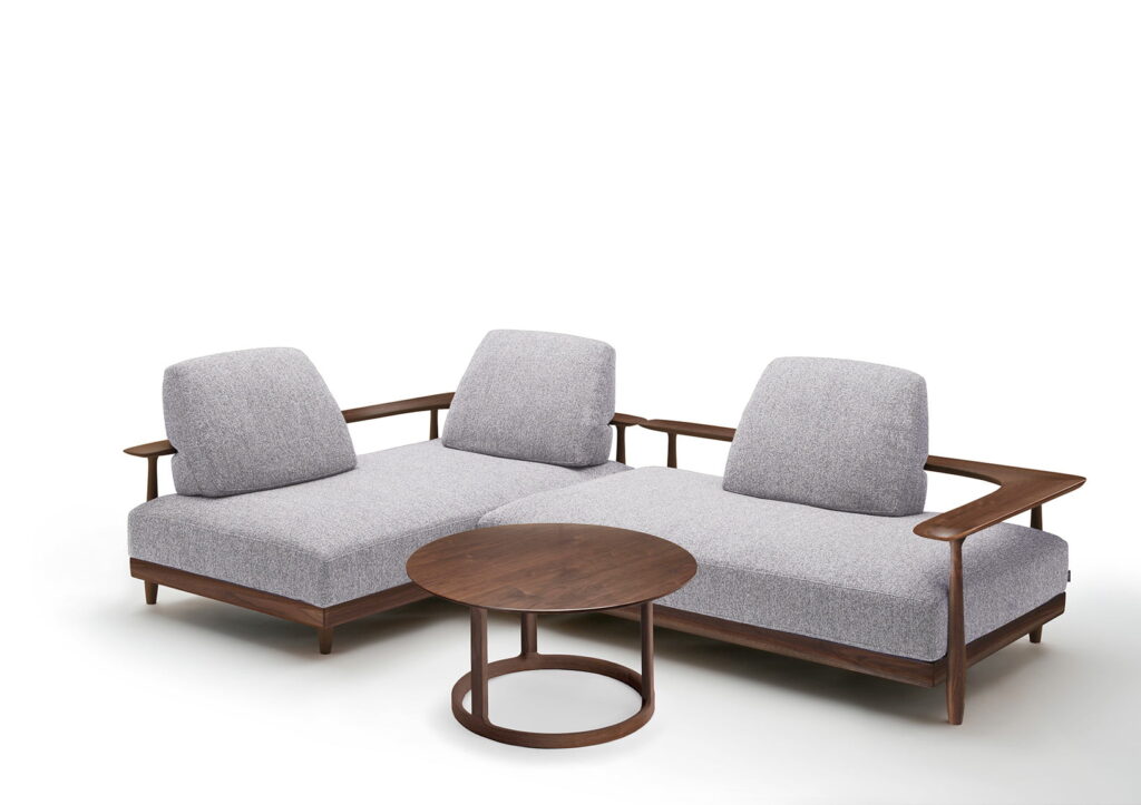 シーンを選ばない軽さと、ゆったりとした座り心地のバランス。RIT はモダンインテリアに自由と安らぎを与えます。