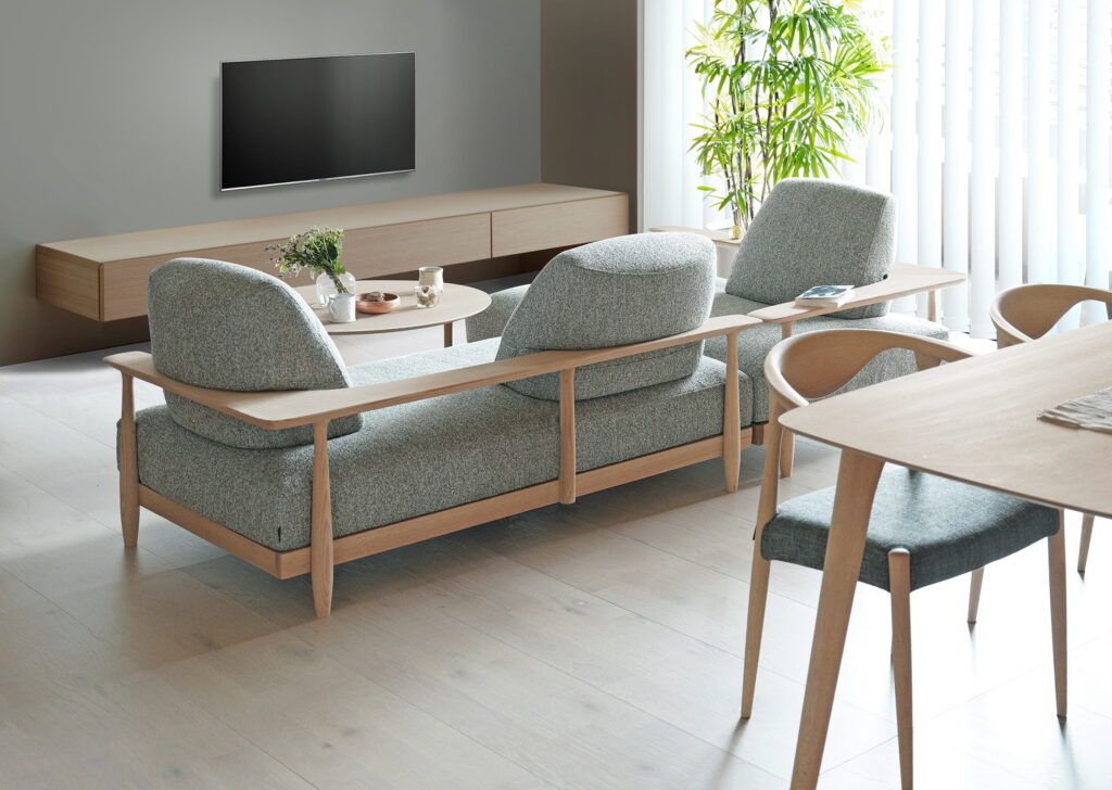 シーンを選ばない軽さと、ゆったりとした座り心地のバランス。RIT はモダンインテリアに自由と安らぎを与えます。