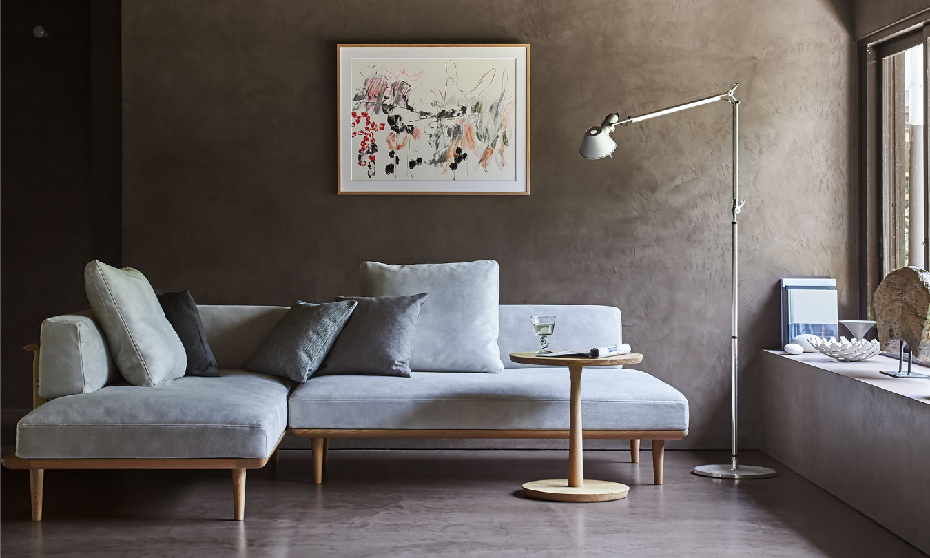 <p>”心静かに穏やかに過ごす”<br />
落ち着かない世の中において、家の中にこの家具があることで、⼼が、静かに穏やかに過ごせますように、という願いが込められたシリーズ。</p>
<p>高さ・奥行を抑えたカウチタイプで、お部屋に圧迫感を与えません。間仕切りとして置いた際に見えるバックビューの木部には、無垢材の魅力を引き立たせるカービング加工を施し、室内の光に照らされると木が美しく見える様にデザインしています。</p>
