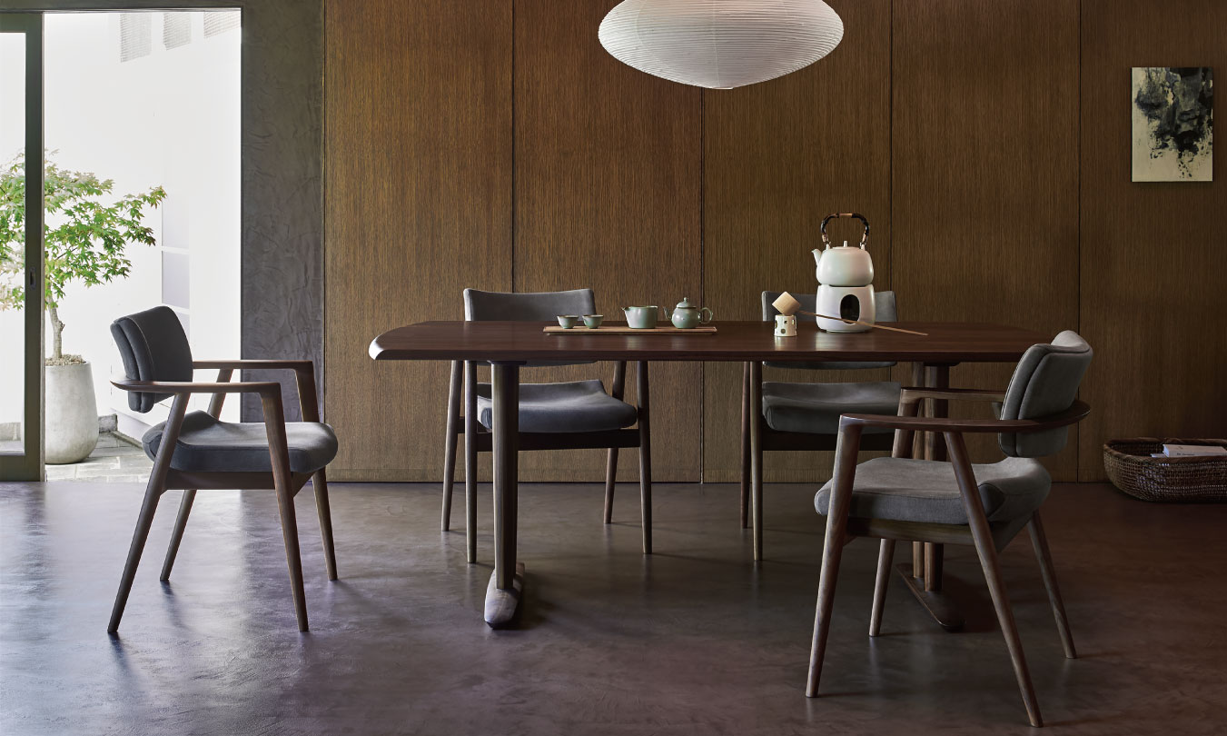 <p>目指したのは最高の座り心地と最高のデザインを持つ家具づくり。<br />
飛騨産業は、医学的知見と人間工学的知見を基に、究極の座り心地を追求してきました。<br />
SEOTO-EXはこうした研究をベースに、“身体への優しさと美しさの融合”をテーマに開発しています。</p>
