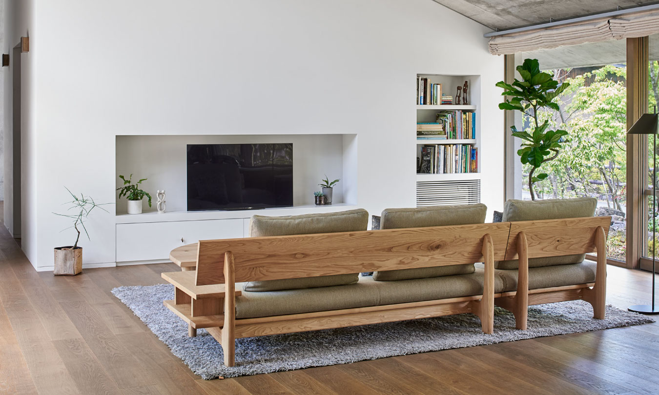 <p>2001年、「飛騨産業」は高度な匠の技を基に、「節」を主役とした家具づくりに挑みました。<br />
予想を超す魅力的なフォルムになりました。<br />
ぜひとも樹木の妙を傍らに、潤いのある暮らしをお楽しみください。</p>
<p>人気の「森のことば」シリーズに、国産栗材が新たに加わりました。</p>
