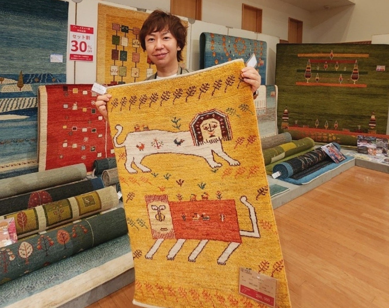 遊牧民カシュガイ族の手織絨毯「ギャベ」が勢ぞろい